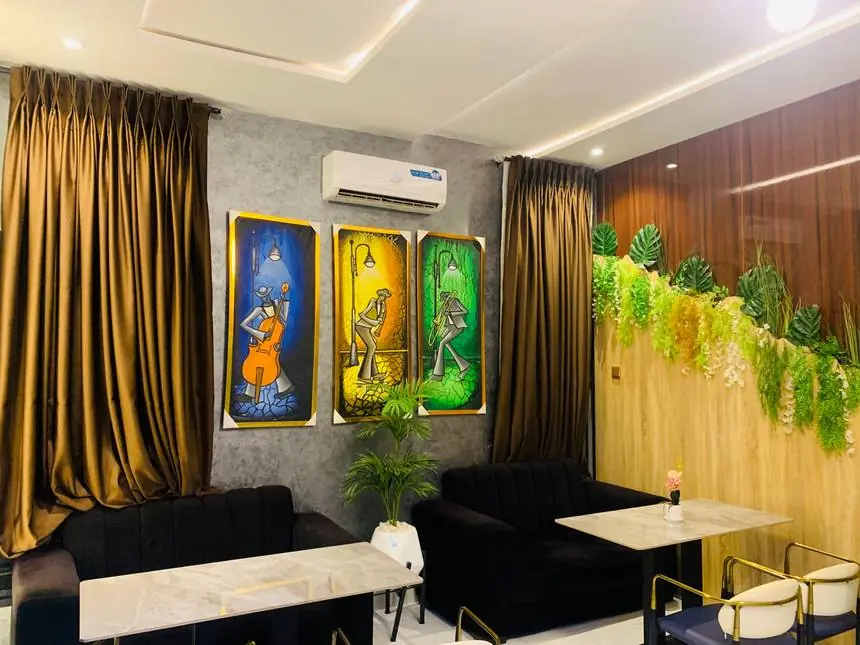 Priestley — Gallery Lounge