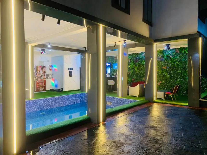 Priestley — Pool Colonnade